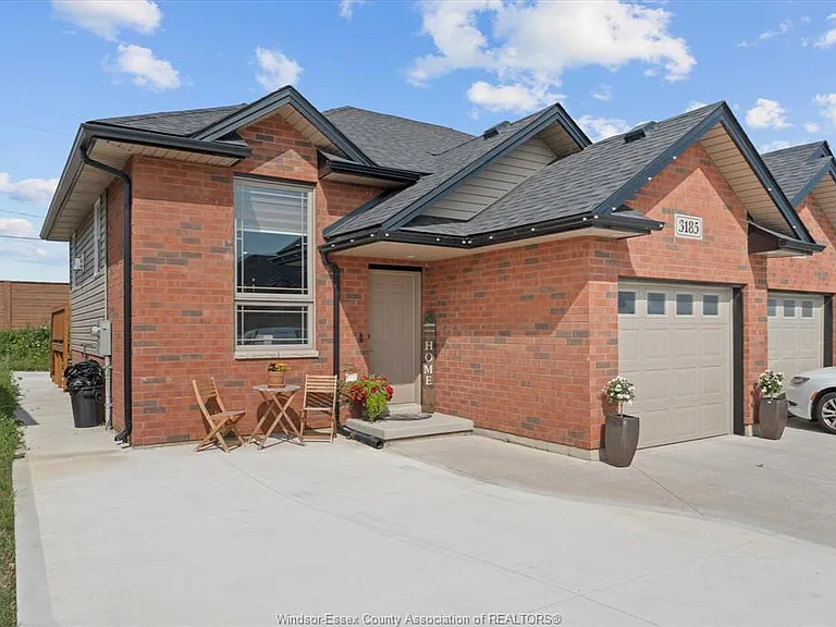 3185 Viola Cres — Photo 2