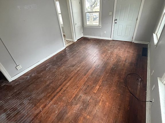 3rd image of 4405 S Park Dr