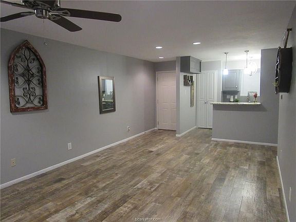 3rd image of 12100 Melville Dr #908