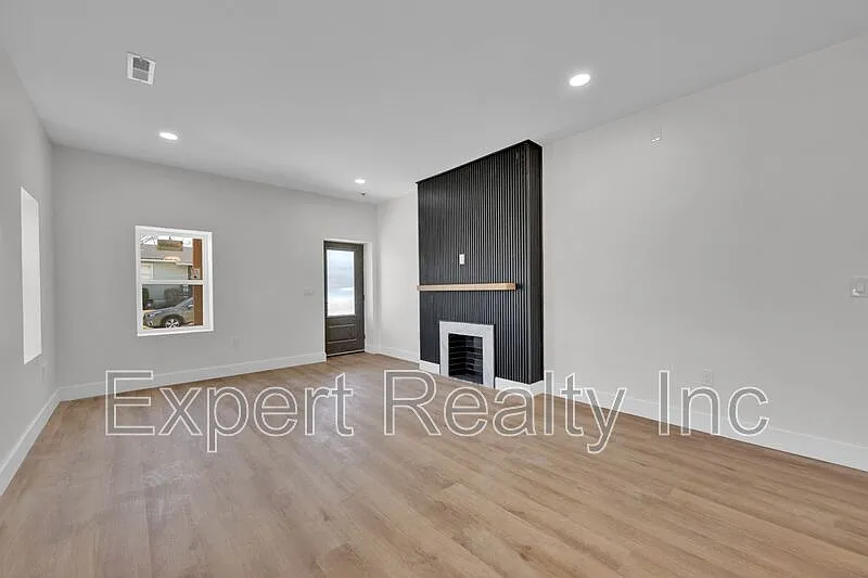 3 bed, 3.0 bath, 1861 sqft, $2,000 — Photo 4