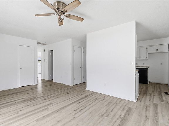 4th image of 944 W Division Street