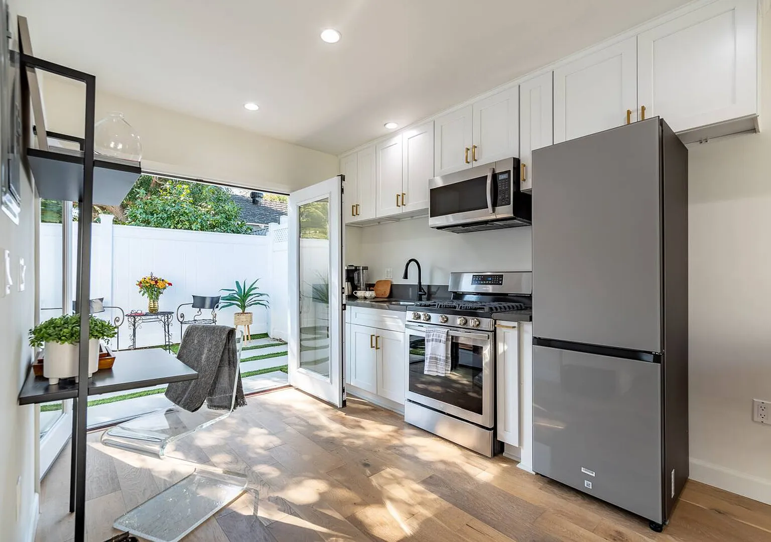 Well Appointed and Charming Guest House in Sherman Oaks — Photo 3