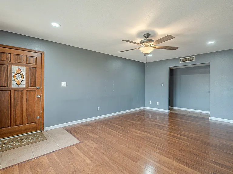 3236 S Kenwood Ln — Photo 7