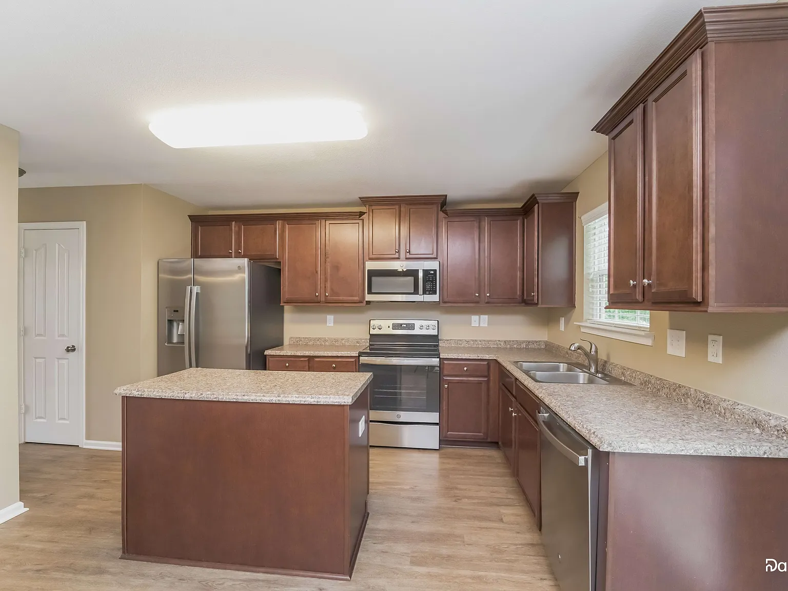4 bed, 2.5 bath, 2264 sqft, $2,290 — Photo 3