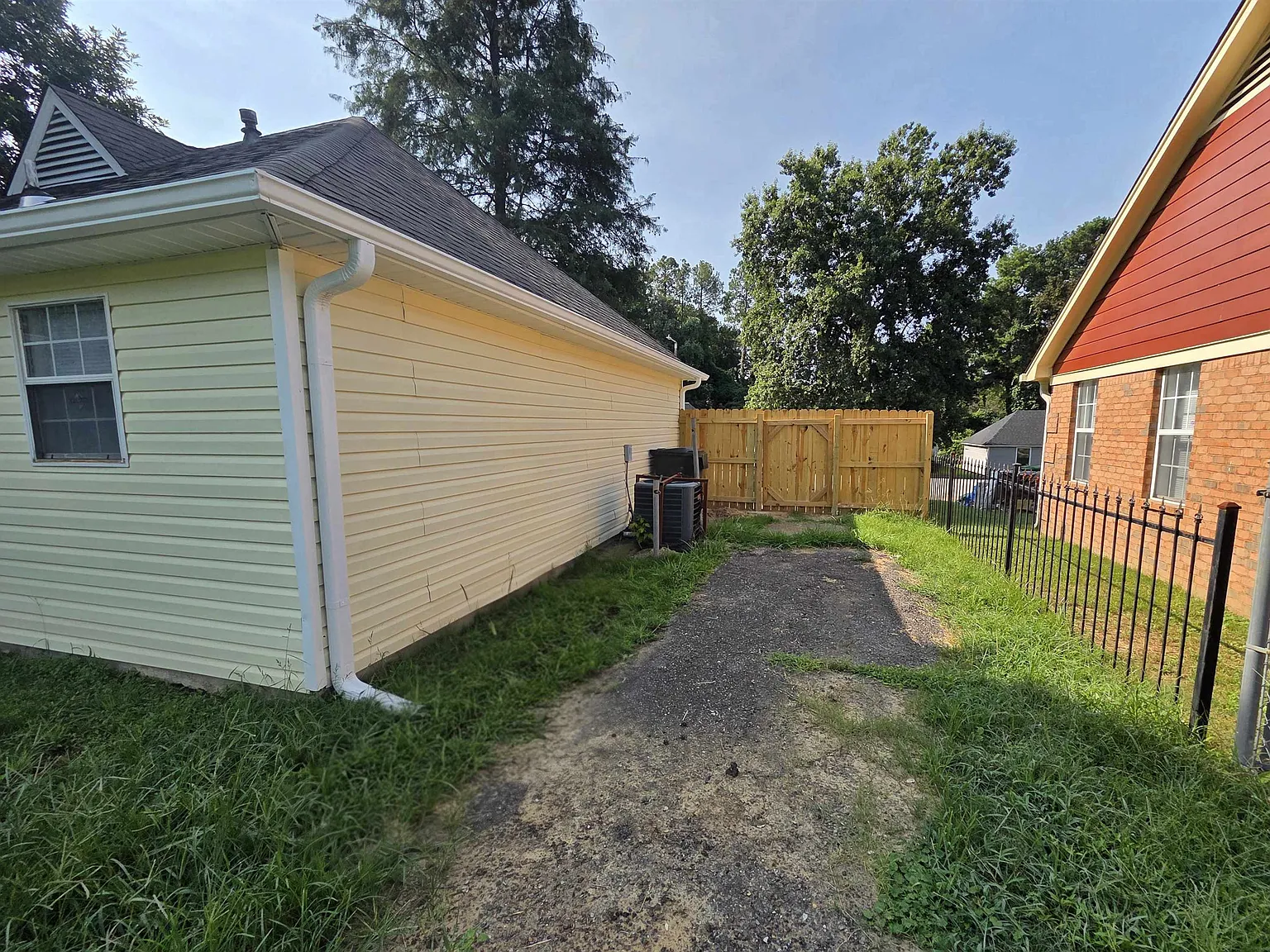3 bed, 2.0 bath, 1390 sqft, $1,300 — Photo 2