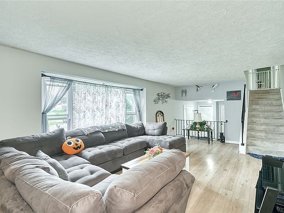 3rd image of 53 Twin Circle Dr