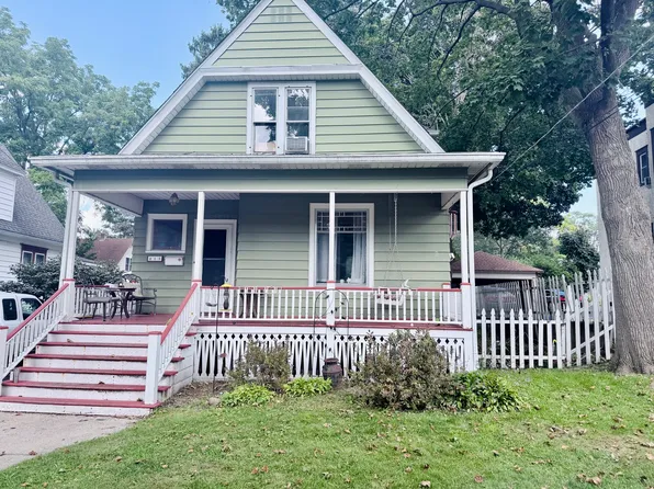 213 Grove St, Woodstock, IL 60098