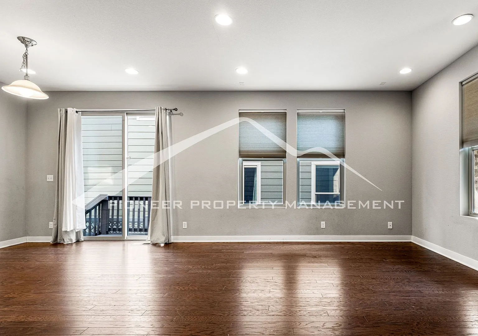 Lovely Townhome with Central AC and Washer/Dryer! — Photo 3