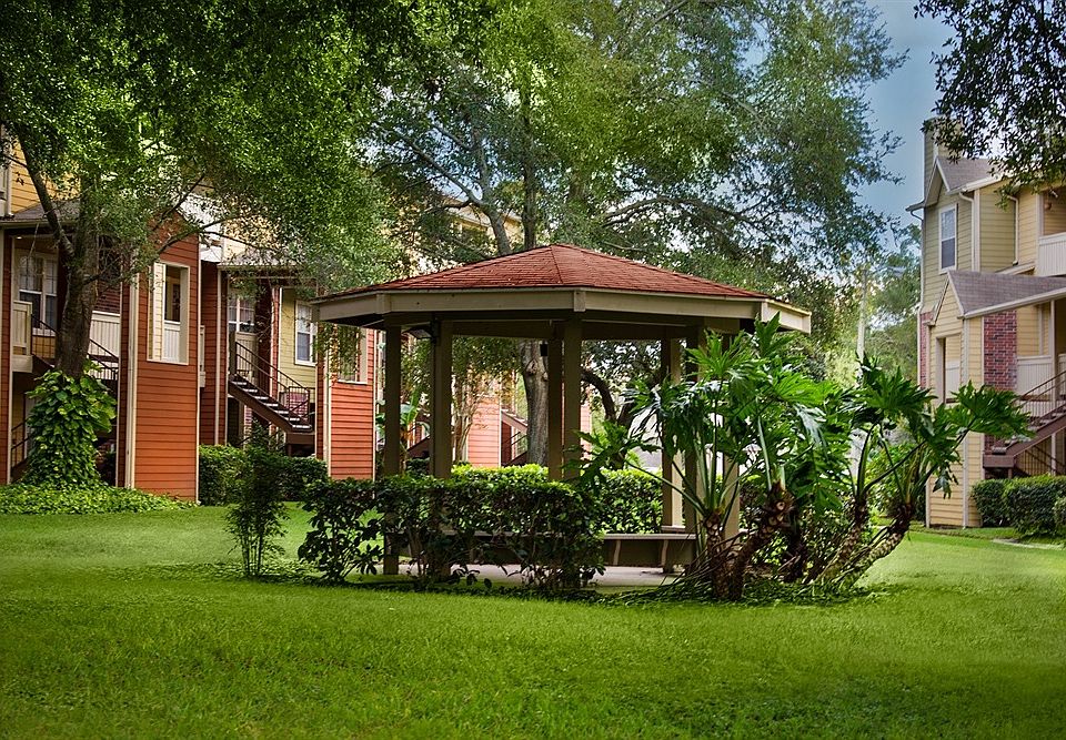 2nd image of 654 Glades Cir APT 208
