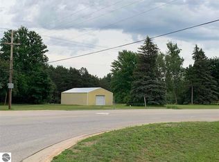 2041 S Clare Ave, Clare, MI 48617