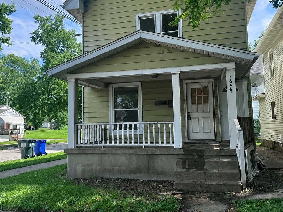 1975 E North St