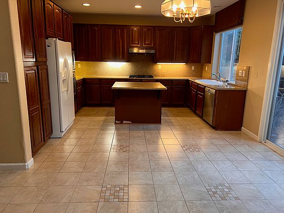 4th image of 210 Independence Ct