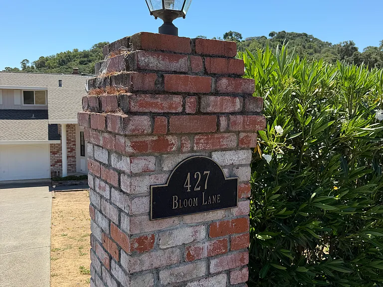 427 Bloom Ln — Photo 2