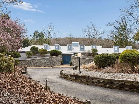 3rd image of 220 Southpoint Dr