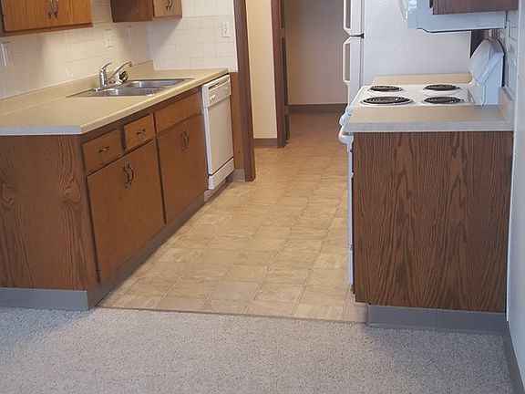 5th image of 101 University Dr S #11