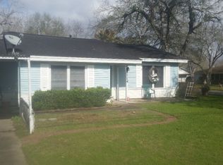 1114 N Kleas St, Edna, TX 77957