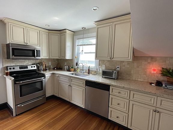 4th image of 18 Pallas St Floor 3