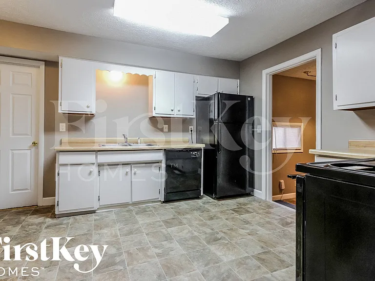 376 Ticen St — Photo 5