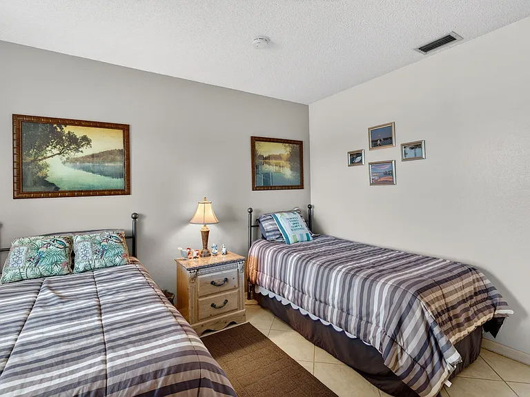 Bedroom 2 - view 2