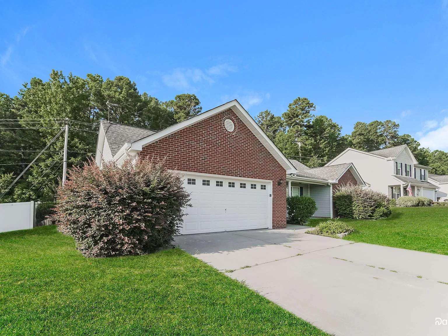 3 bed, 2.0 bath, 1323 sqft, $2,065 — Photo 2