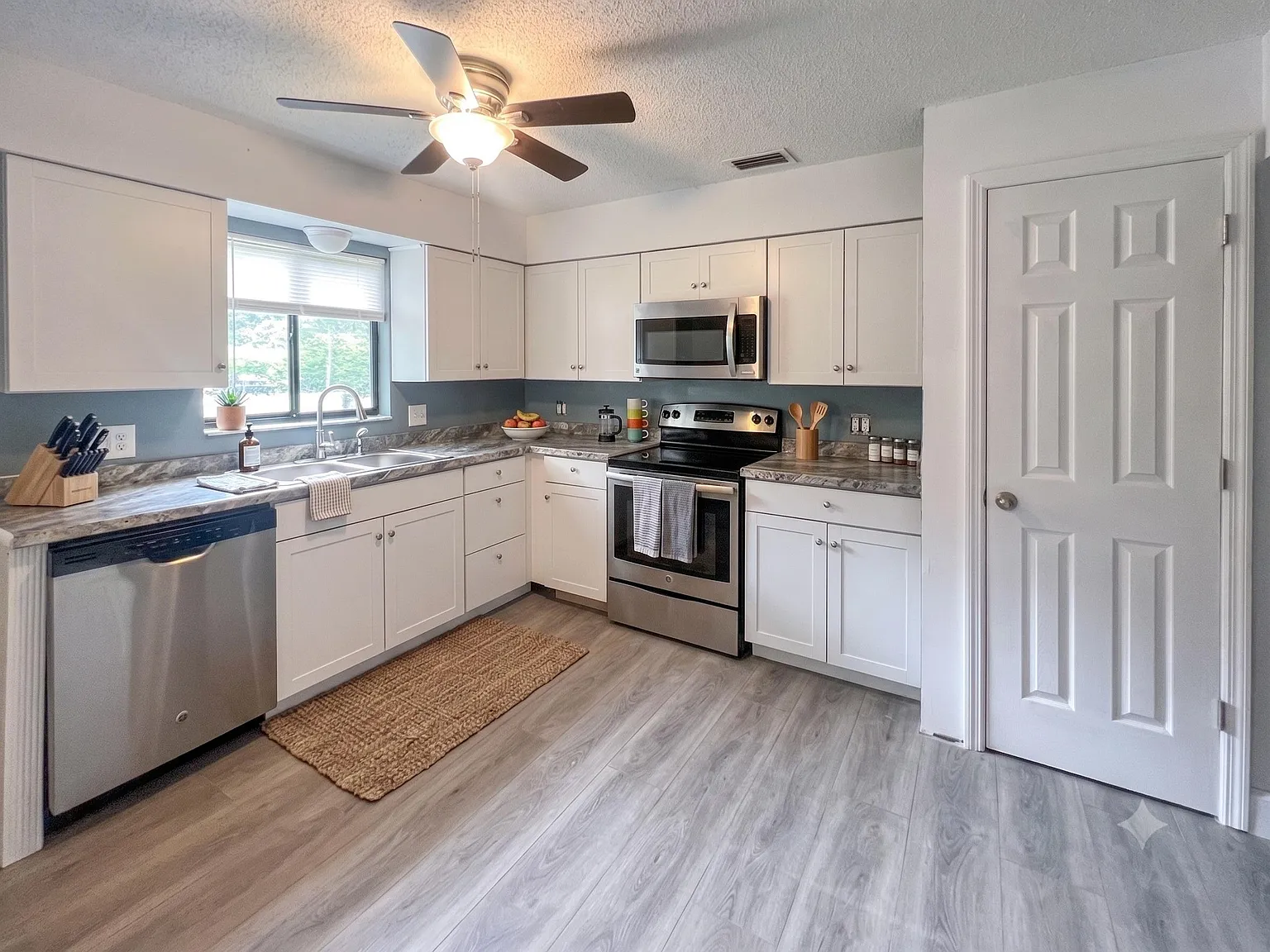 3 bed, 2.5 bath, 2100 sqft, $957 — Photo 3
