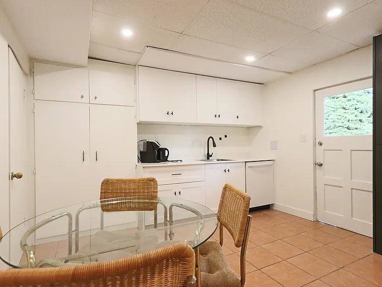 660 Kenwood Rd — Photo 33