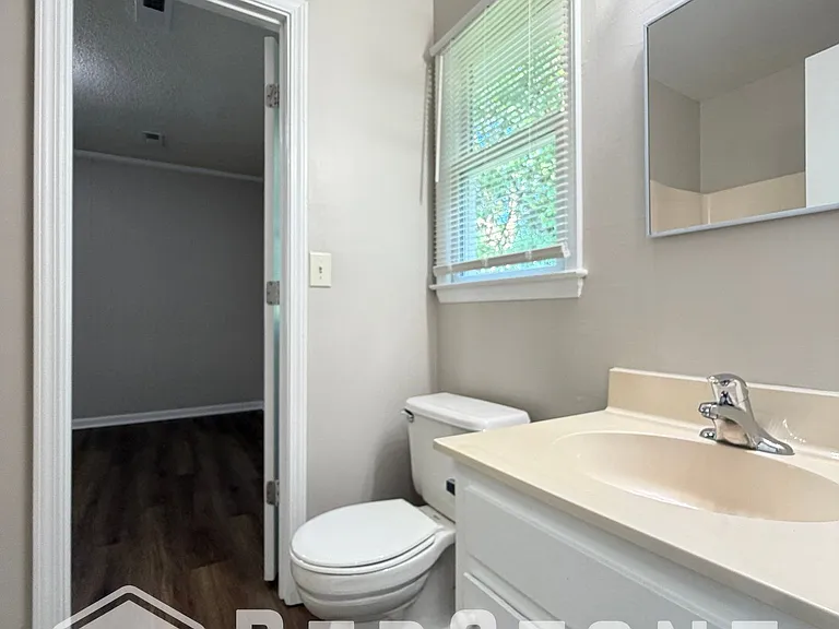 327 E Parker St #B — Photo 10