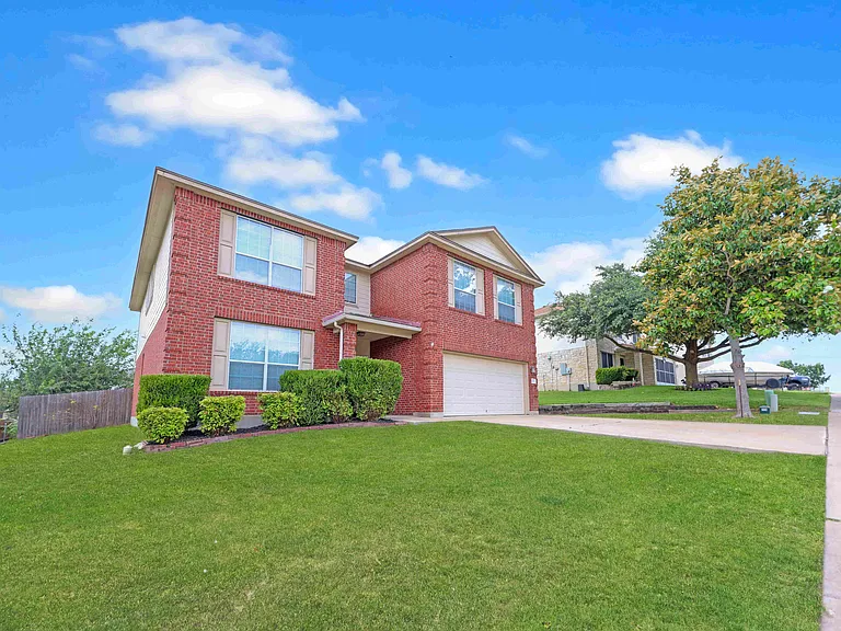 2203 Ryan Dr — Photo 2
