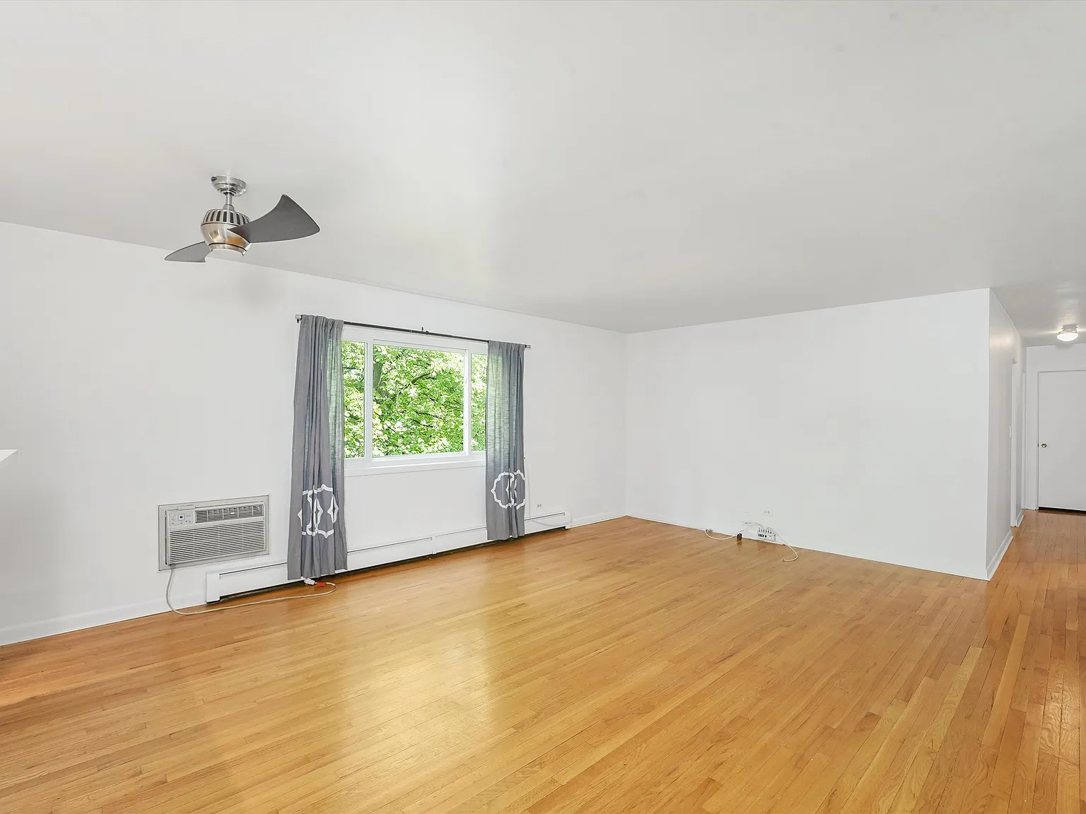 Spacious 2-Bed Second Floor Apartment in Great Evanston Location! — Photo 1