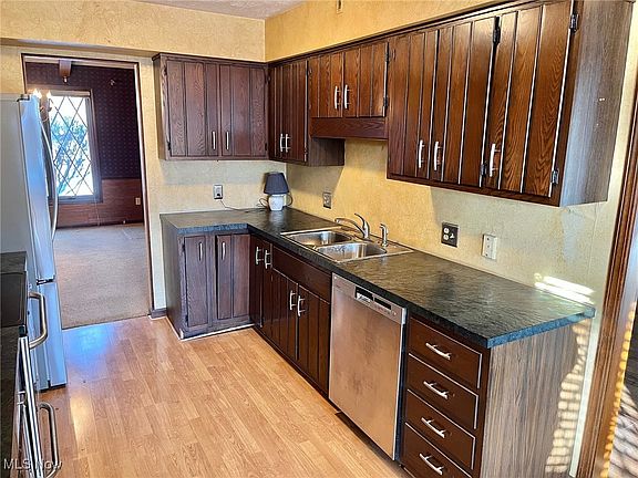4th image of 230 Walnut Dr