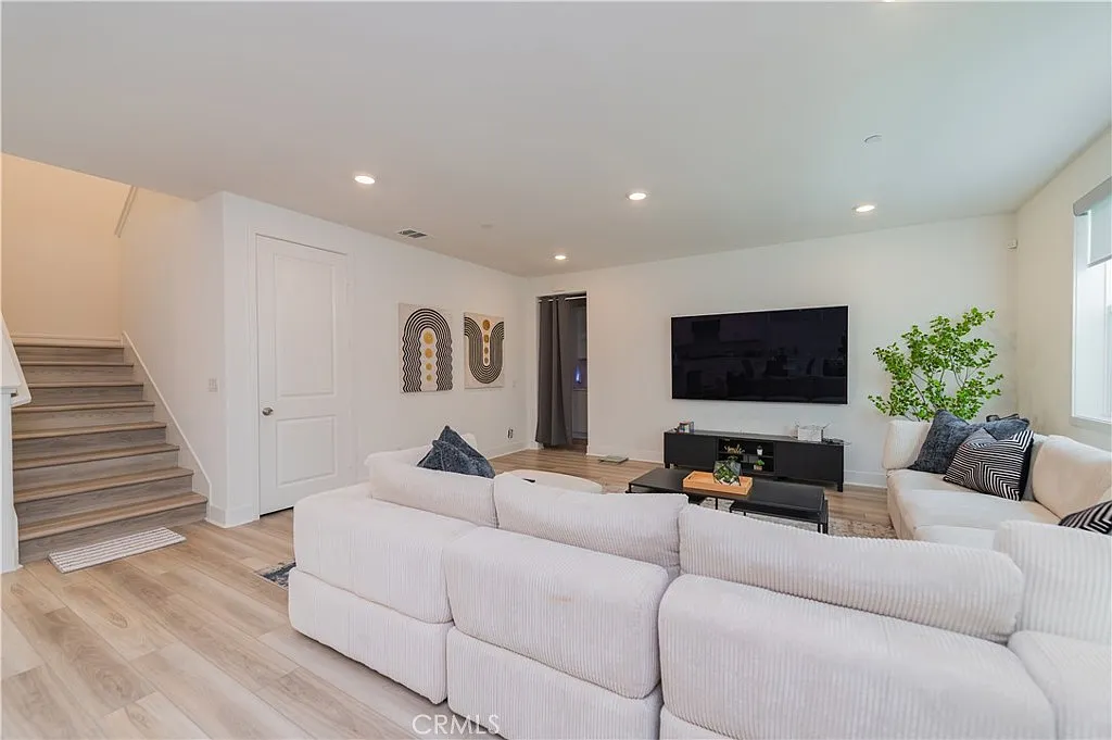 4 bed, 2418 sqft, $8,000 — Photo 4