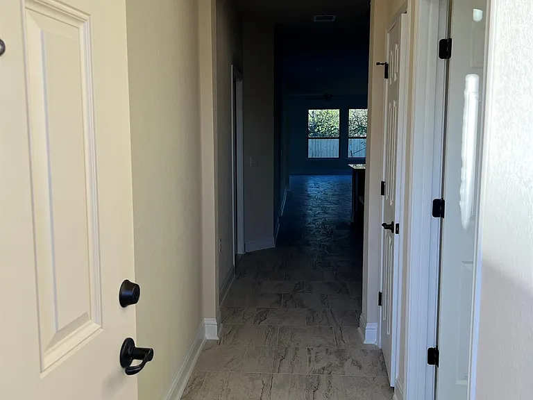 704 Falkland Trce — Photo 2