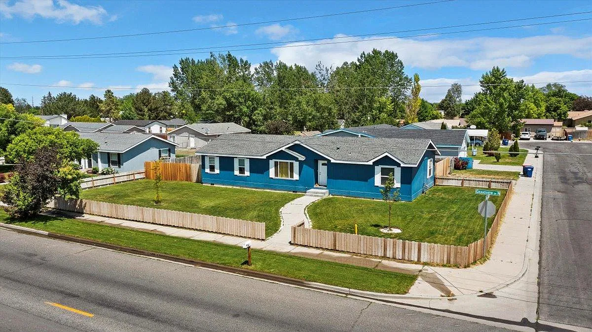 3 bed, 1728 sqft, $1,950 — Photo 1