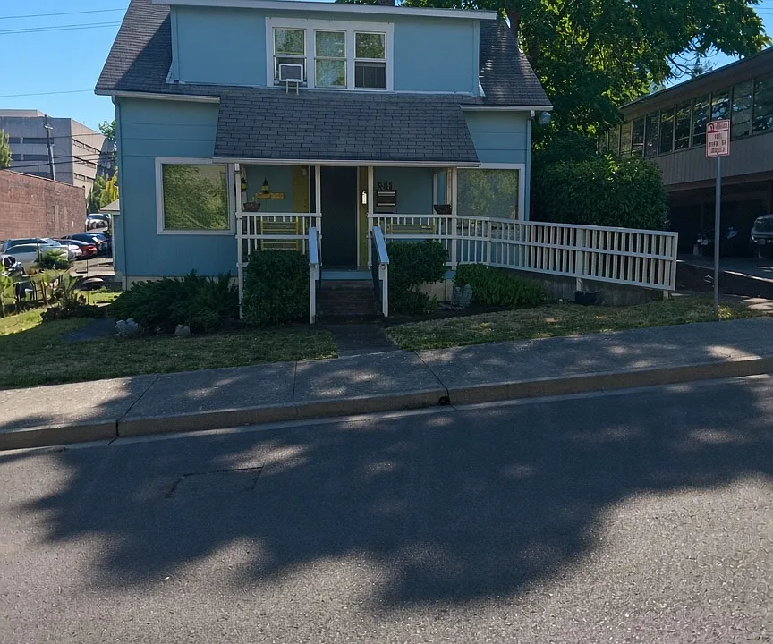 341 SE Rose St #1