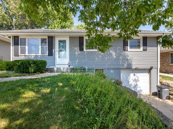 2165 Marion St, Dubuque, IA 52003