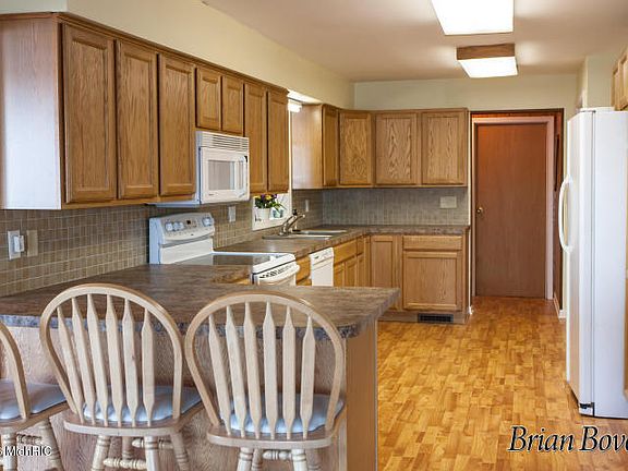 2nd image of 925 E Hess Lake Dr