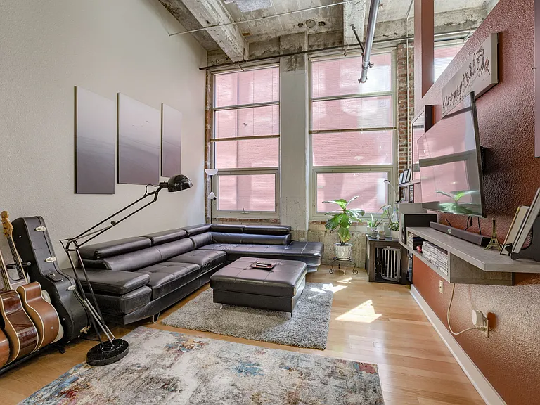321 W 7th St #208 — Photo 5