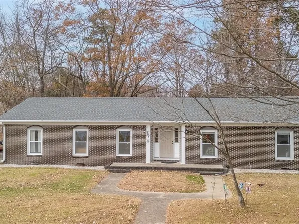 108 Queen Anne Dr, Hopewell, VA 23860