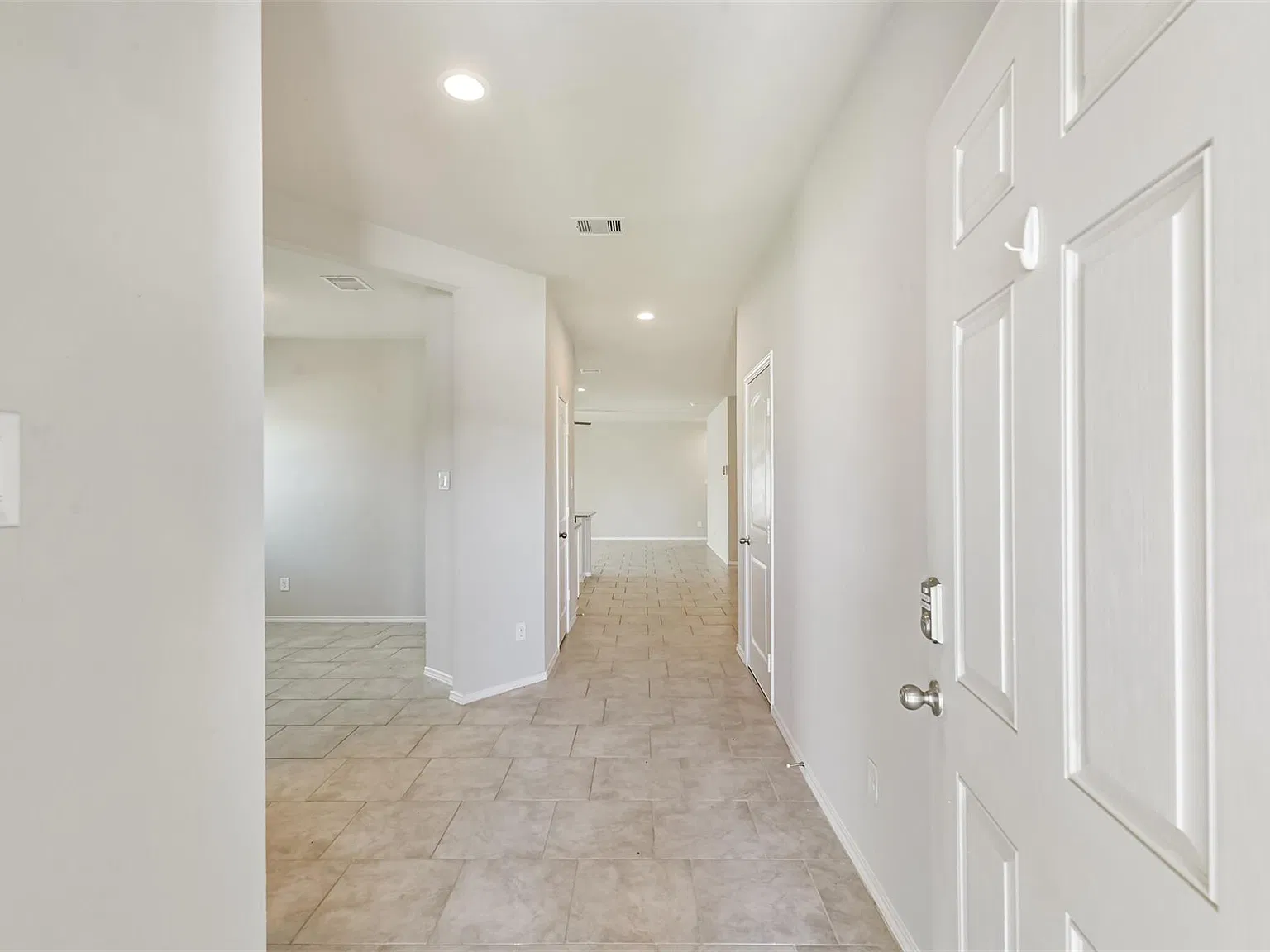 4 bed, 3.0 bath, 2083 sqft, $2,400 — Photo 4