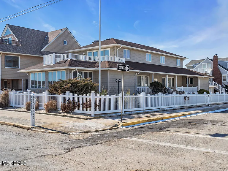 115 N Ocean Ave — Photo 2