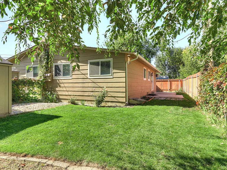 Beautifully Renovated 2 Bed, 1 Bath Townhouse Available July 1st! — Photo 23