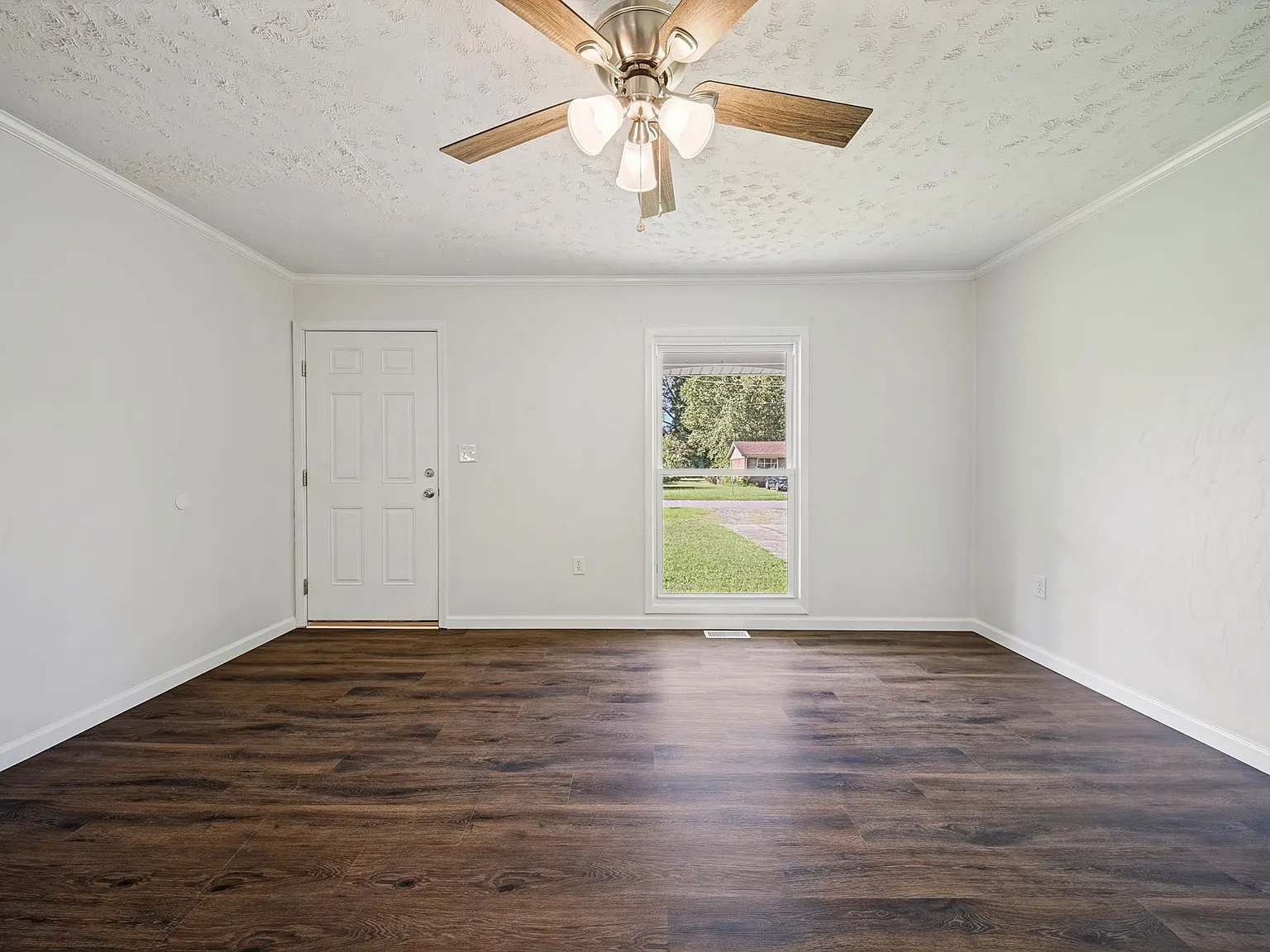 4 bed, 1404 sqft, $2,400 — Photo 3