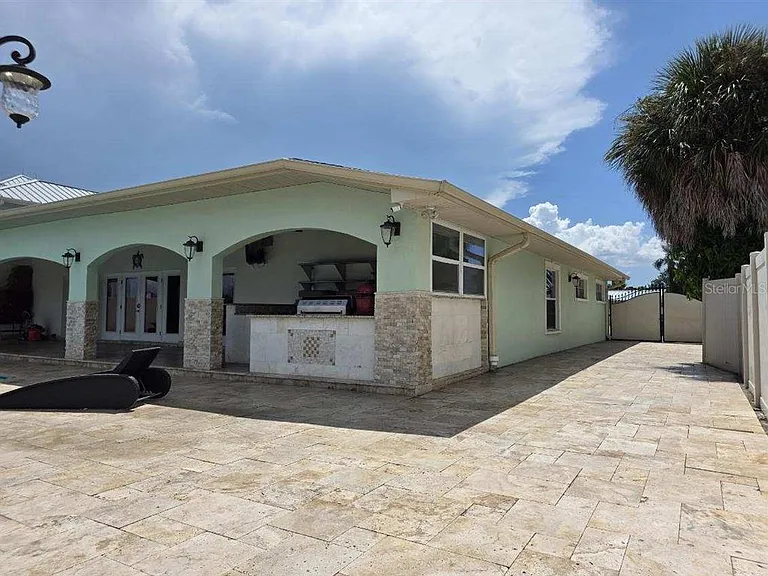 3927 E Eden Roc Cir — Photo 29