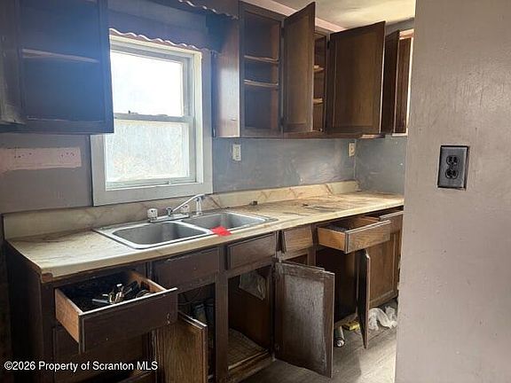 5th image of 728 Main St