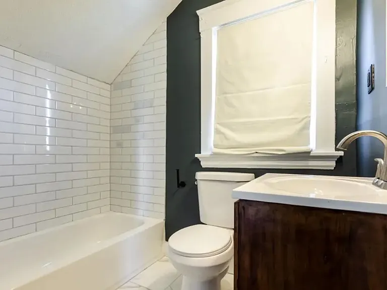 2556 Williams Ave — Photo 20