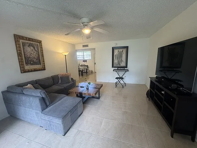 2 bed, 1040 sqft, $2,100 — Photo 3