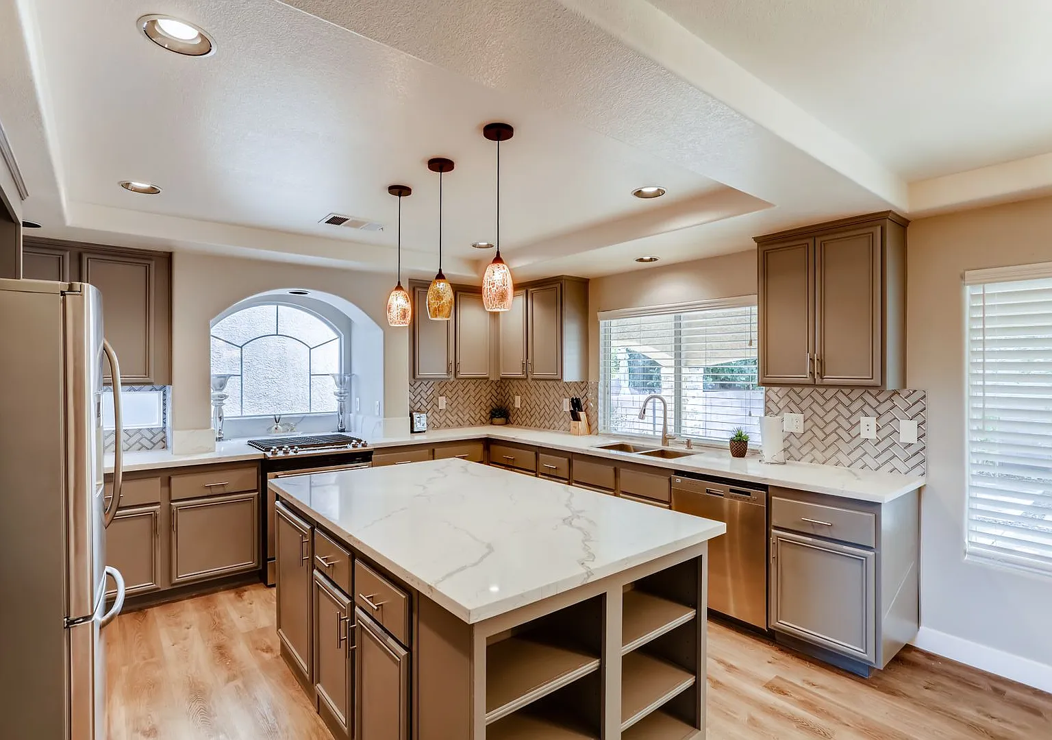 Modern 5-Bedroom, 3-Bathroom Oasis with a 3-Car Garage in the Heart of Las Vegas — Photo 4