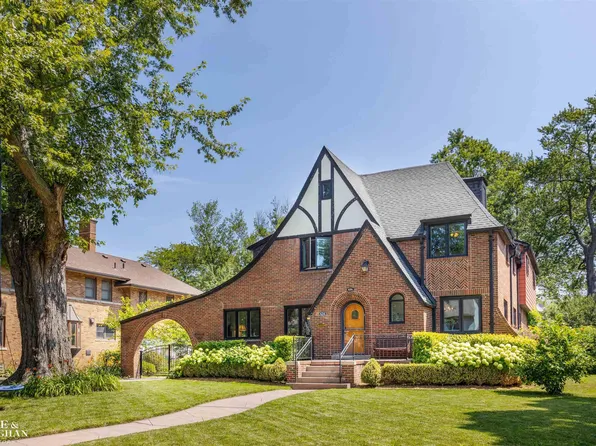 624 Lakepointe St, Grosse Pointe Park, MI 48230