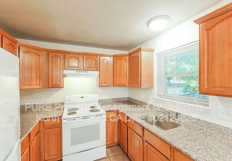 1402 Washington St #6 — Photo 3