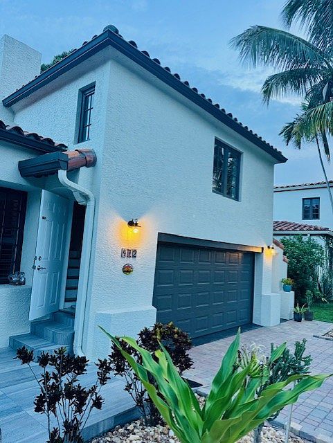 front cottage, Bungalow style with private entry